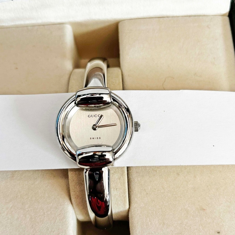 GUCCI WATCH, SILVER TONE MODEL 1400L, SERIAL NUMBER & GUCCI LOGO, WATER RESISTAN